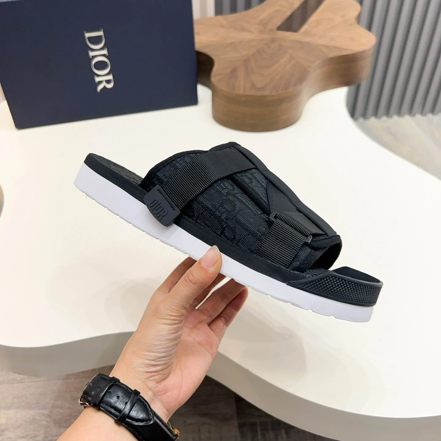 Factory price: 280💰Dior Alias ​​men's leather slippers. This Alias ​​sandal is a new summer product, showing a casual and elegant style. Carefully crafted from grained cow leather and Oblique printed fabric, with cowhide lining! Cross-strap design with metal-clad brass CD Diamond logo. The imported cowhide leather and rubber sole adds sophistication and comfort, while Oblique print-effect anti-slip panels add style. Size: 38-44 (45 customized)